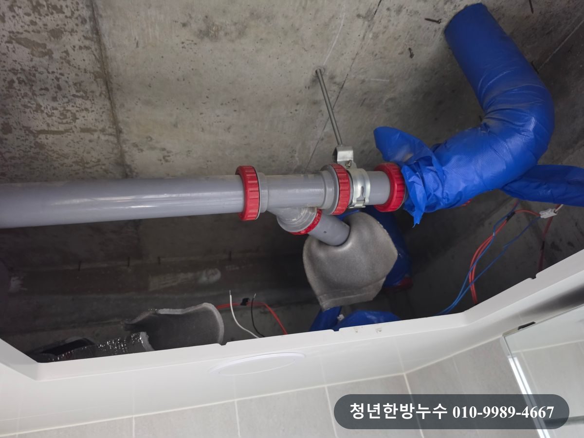 천장 내부의 배관 연결 모습입니다.