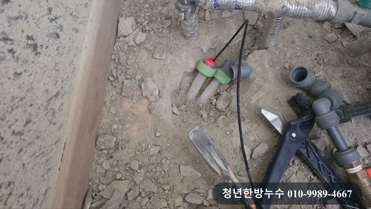 배관 작업을 위해 개방한 바닥입니다.