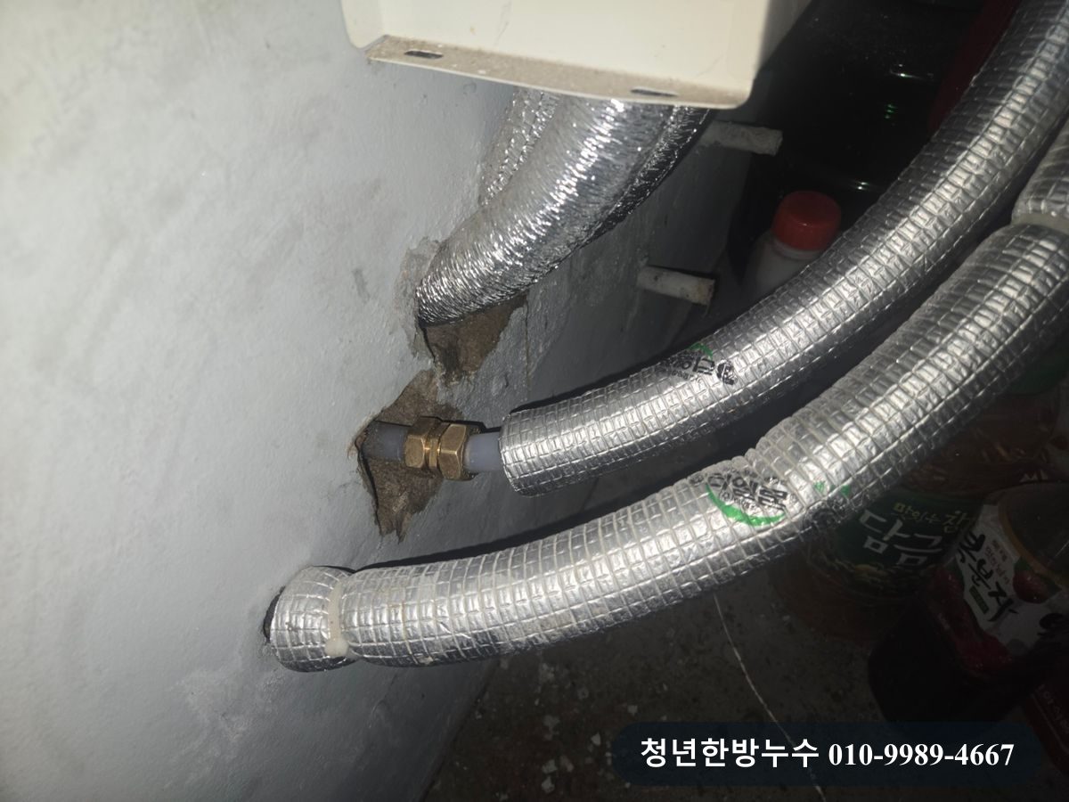 벽면 근처 배관 연결부 모습입니다.