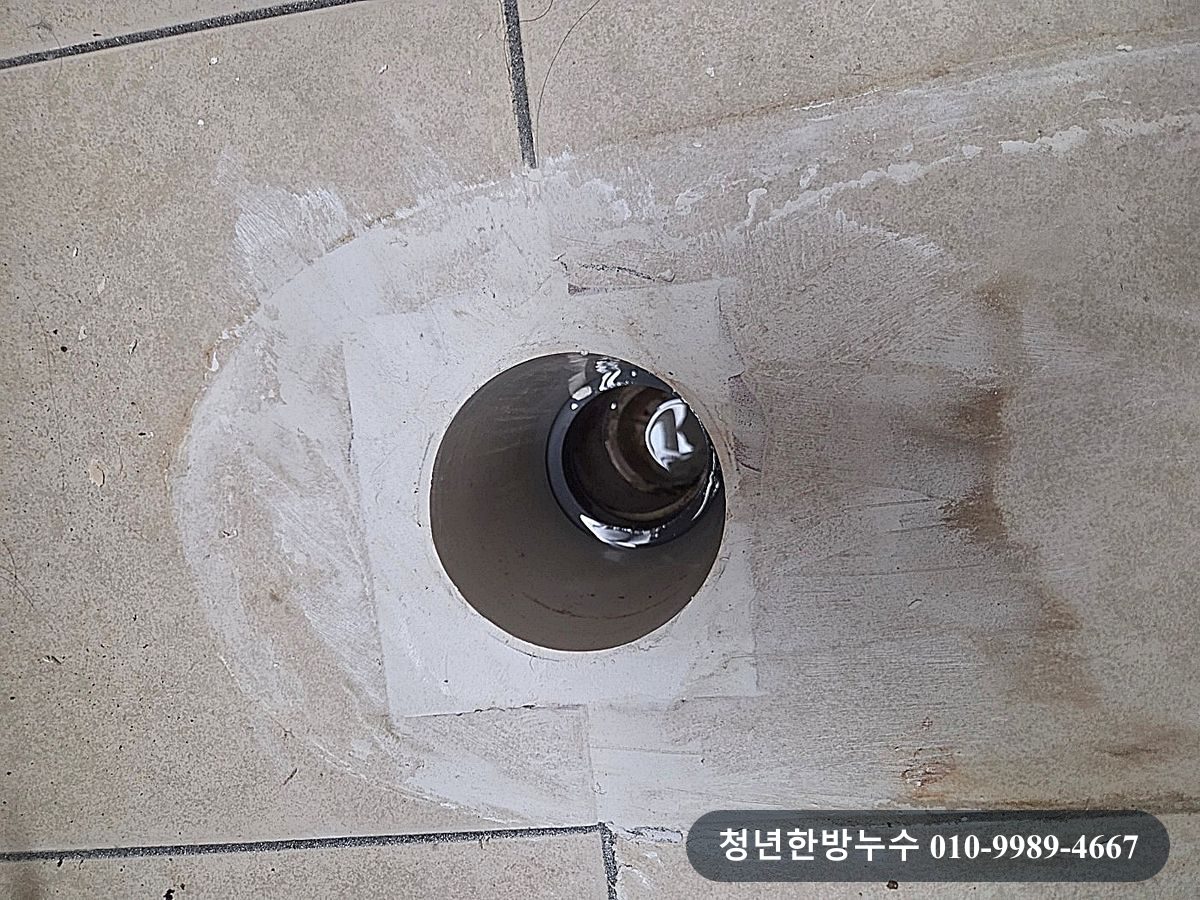 변기를 분리한 뒤 드러난 바닥 연결부입니다.