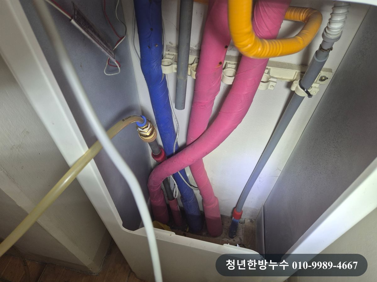 수도분배기 쪽으로 이어지는 배관 모습입니다.