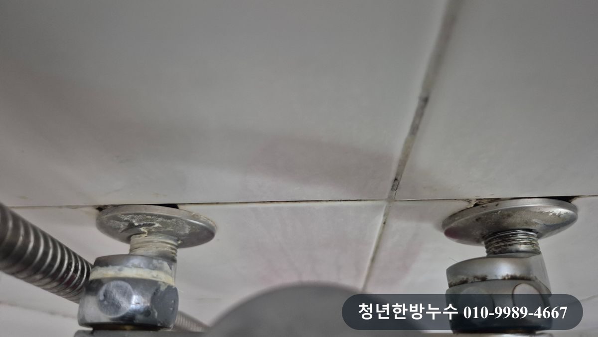 화장실 수전 아래 연결 부위를 살펴본 모습입니다.