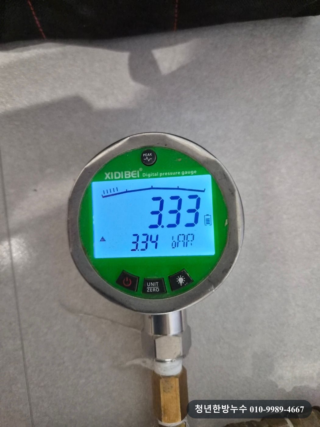 수리 후 배관 상태를 확인하는 압력 검사 장비입니다.