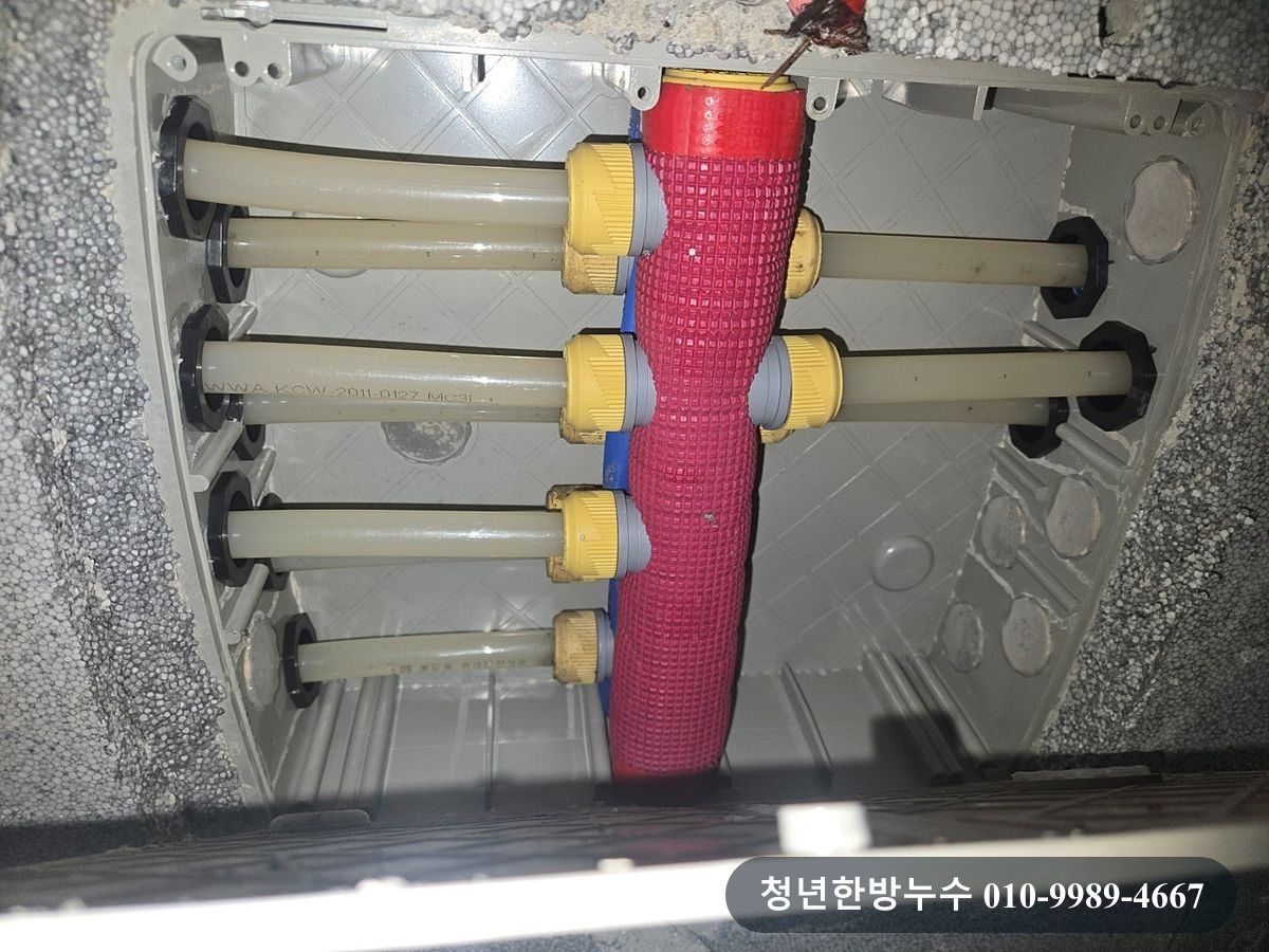 분배기에서 이어지는 배관 연결 부분입니다.