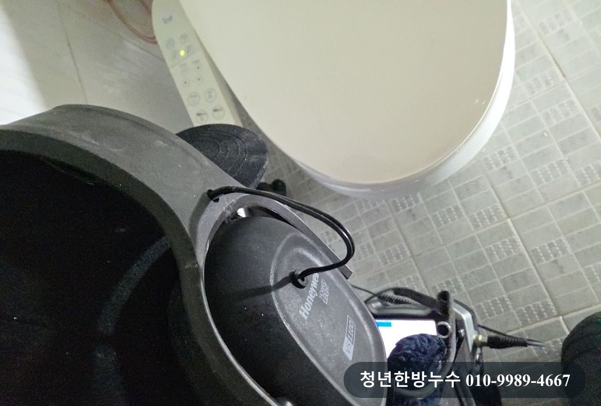 청음탐지에 사용한 장비와 헤드폰입니다.