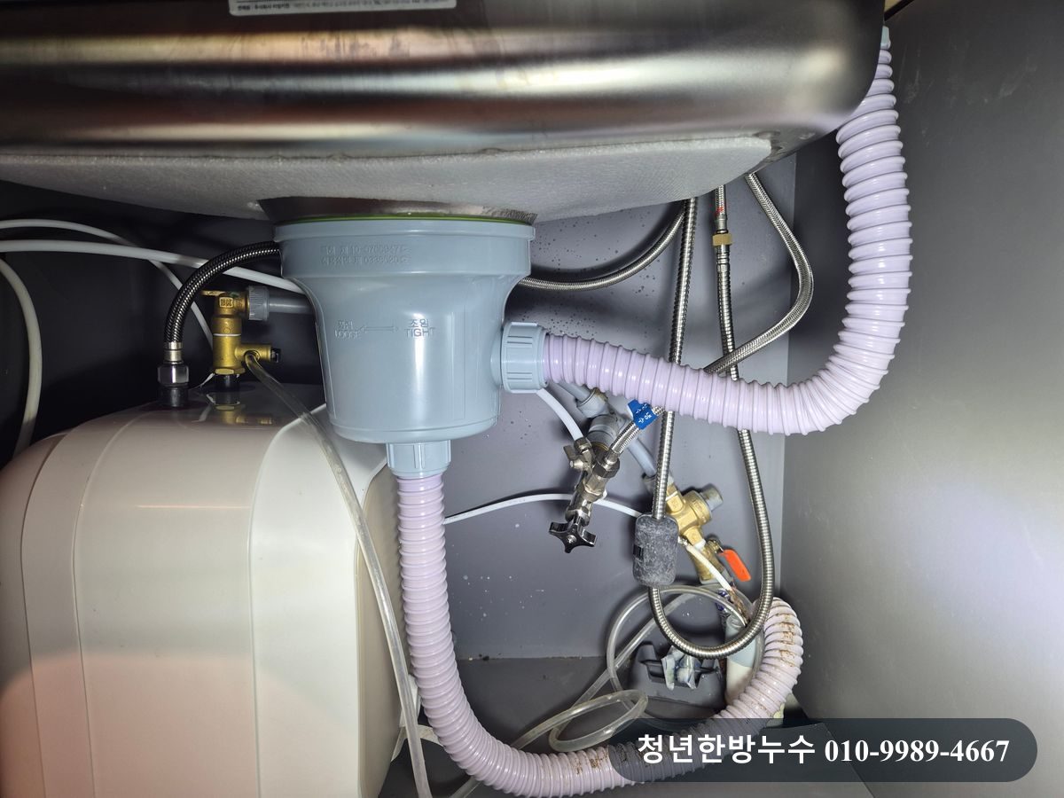교체를 마친 하부장 안쪽 배관과 호스 모습입니다.