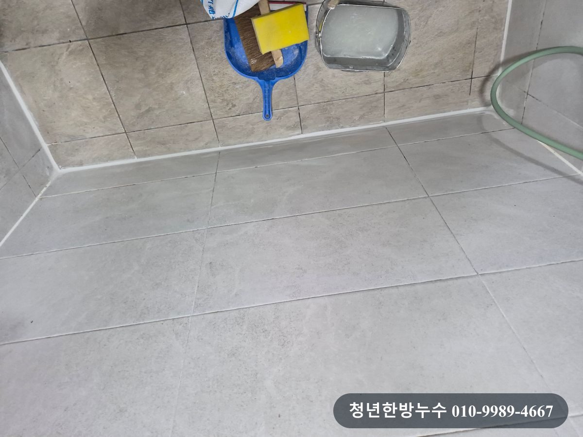 강동구 아파트 아랫집 천장누수 재점검과 화장실 바닥 방수 작업 현장 사진