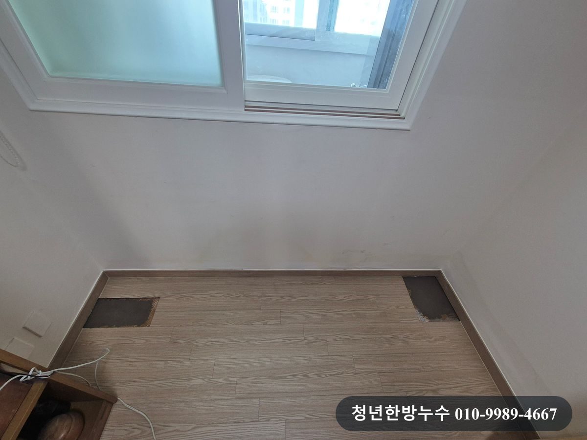바닥의 작업 구간을 시멘트로 채운 미장 상태입니다.